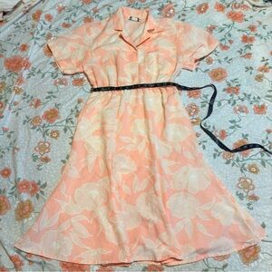 Vintage 70s Peach floral summer dress with soft collar and short sleeves